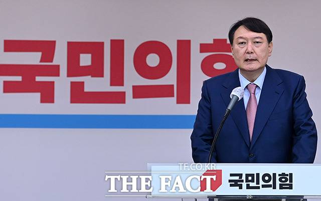 국민의힘 대선주자인 윤석열 전 검찰총장이 14일 오전 경기도 수원시 장안구 국민의힘 경기도당에서 열린 경기도당 주요당직자 간담회에서 발언을 하고 있다. /국회사진취재단