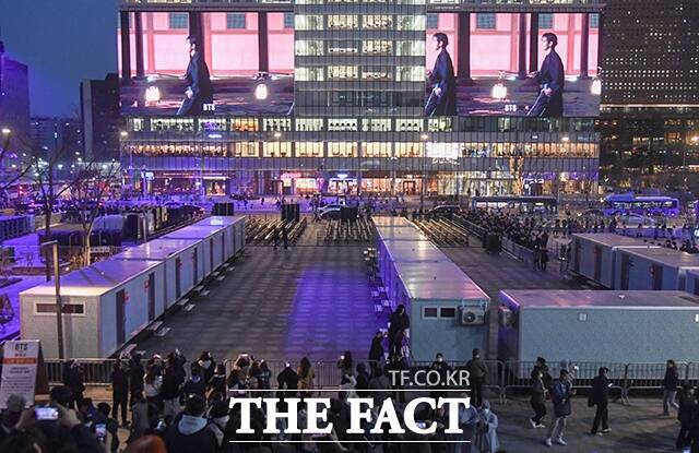 그룹 방탄소년단(BTS) 컴백 공연을 하루 앞둔 20일 오후 시민들이 서울 종로구 광화문 광장 일대 건물 전광판을 통해 상영되는 'BTS 경복궁 스페셜 필름'을 바라보고 있다. /박상민 기자