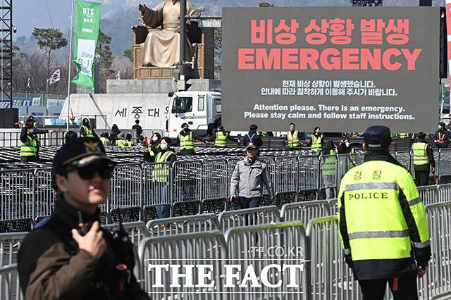 ‘BTS 컴백 라이브: 아리랑’ 개최 당일인 21일 오후 서울 종로구 광화문광장에 마련된 공연장에서 경찰인력과 행사 관계자들이 비상상황 훈련을 하고 있다. /김성렬 기자