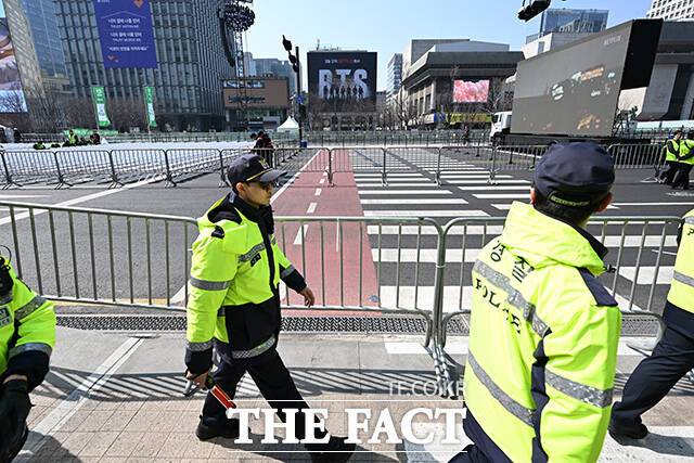 공연장 일대 이동하는 경찰인력.