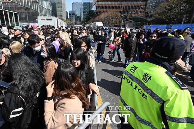 붐비는 관람객들 옆으로 통행 유도하는 경찰인력.