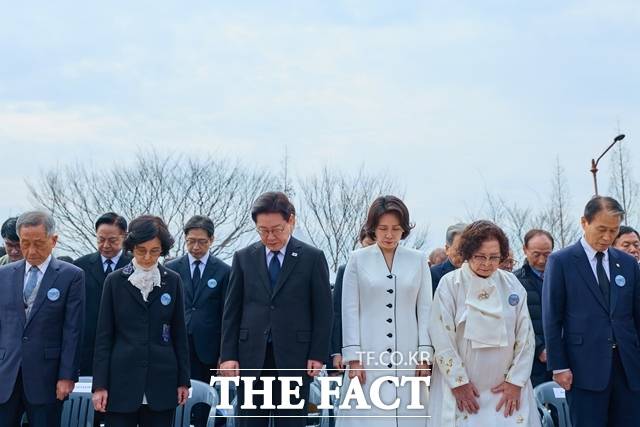 영부인 김혜경 여사는 21일 서울성모병원에 마련된 문재인 전 대통령의 장모 고 이병환 씨 빈소를 조문했다. 이재명 대통령과 김 여사가 15일 경상남도 창원시 국립 3·15 민주묘지를 찾아 묵념을 하고 있다. /청와대