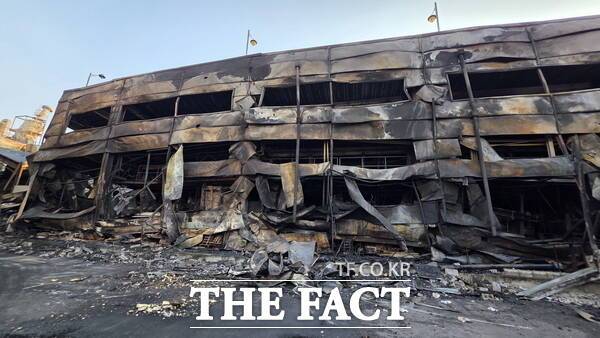 20일 대전시 대덕구 문평동 소재의 자동차 부품 공장에서 화재가 발생한 가운데 전소된 동관이 모습을 드러냈다. /정예준 기자