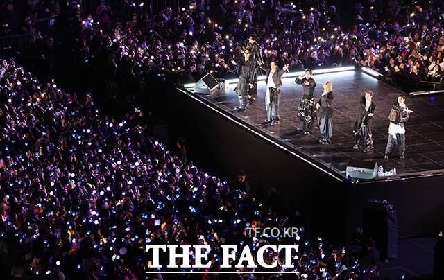 방탄소년단(BTS)이 21일 서울 광화문광장에서 컴백 기념 공연인 ‘BTS 컴백 라이브: 아리랑’ 공연을 펼치고 있다. /사진공동취재단