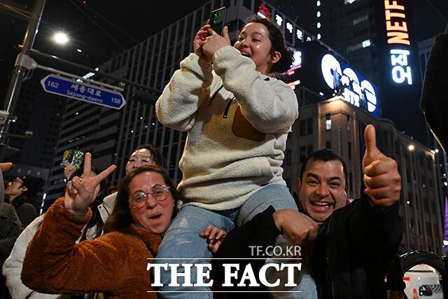 휴대전화 카메라로 공연 담는 팬들. /김성렬 기자