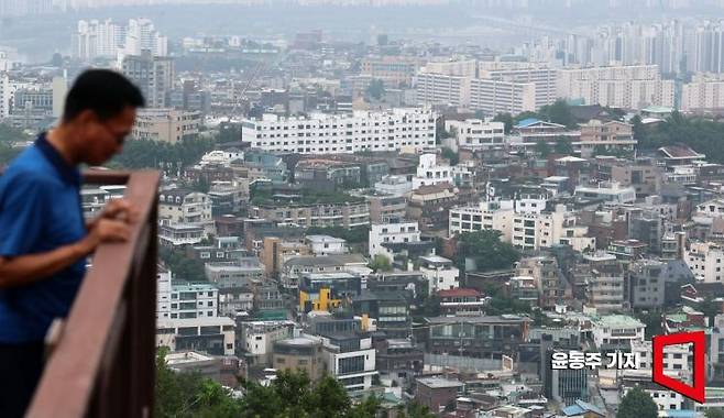 27일 서울 아파트 가격이 최근 많이 오르면서 빌라 가격이 빠르게 오르고 있다. 서울 아파트, 빌라 등 주택 가격은 더 오를 것이라는 기대심리로 상승세가 당분간 계속 이어질것으로 전망되고 있다. 사진은 서울 남산에서 바라본 서울 시내 빌라촌. 2025.06.27 윤동주 기자