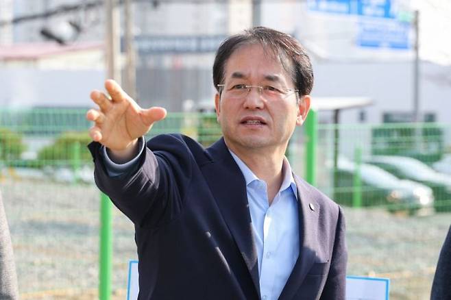 이동환 고양특례시장이 지난 20일 고양시 철도망 확충의 핵심인 '인천 2호선 고양 연장'과 '고양은평선 일산 연장' 사업을 추진하고 있는 동국대 일산병원 사거리를 점검하고 있다. 고양시 제공