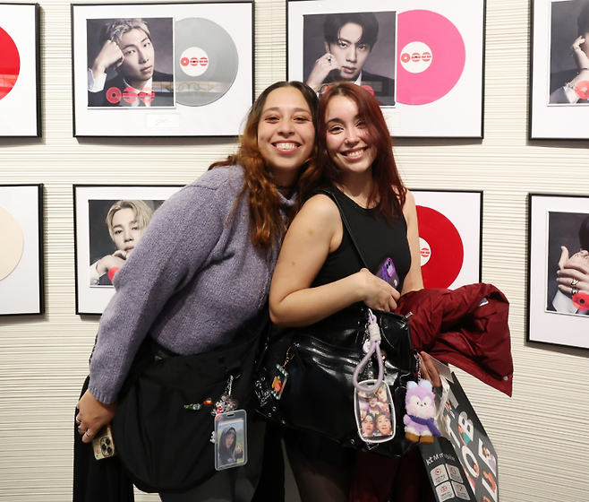 20일 오후 서울 중구 신세계백화점 본점 더 헤리티지에서 열린 방탄소년단(BTS) 정규 5집 발매 기념 팝업스토어를 찾은 멕시코 팬들이 기념사진을 찍고 있다. 연합뉴스