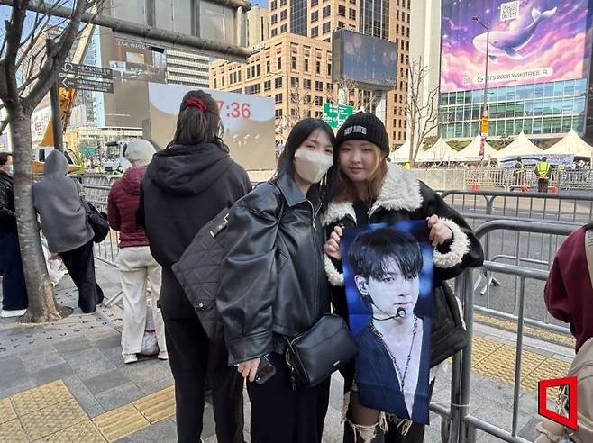 일본에서 온 케이씨(17)와 어머니 료코씨(45)가 서울 광화문광장에서 방탄소년단 정국 사진을 들어보이고 있다. 이이슬 기자