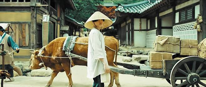 솔로곡 ‘대취타’ 뮤직비디오의 한 장면. 궁궐과 저잣거리 등을 배경으로 촬영했다. /빅히트뮤직