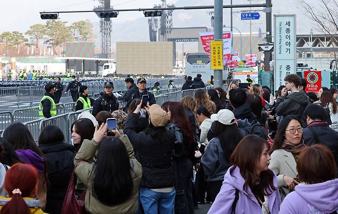 그룹 방탄소년단(BTS)이 정규 5집 '아리랑'(ARIRANG) 발매를 기념해 무료 공연 'BTS 컴백 라이브: 아리랑'(BTS THE COMEBACK LIVE|ARIRANG)을 여는 21일 서울 광화문 광장에서 '아미'(BTS 팬덤)들이 공연을 기다리고 있다./연합뉴스