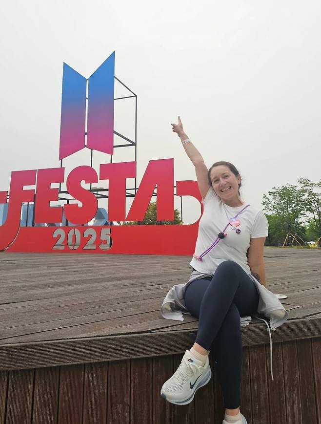 칠레에서 온 레슬리 시스터나스(45)씨가 작년 6월 경기 고양시에서 열린 '2025 BTS 페스타'에서 포즈를 취하고 있다. /사진 제공