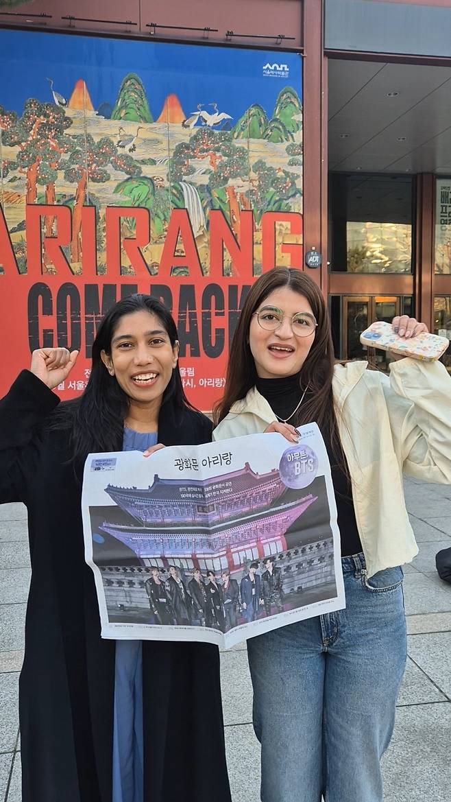 21일 BTS의 광화문 공연을 앞두고 서울역사박물관 야외 광장에 삼삼오오 모여 기념사진을 찍으며 시간을 보내는 아미들의 모습. /윤성우 기자