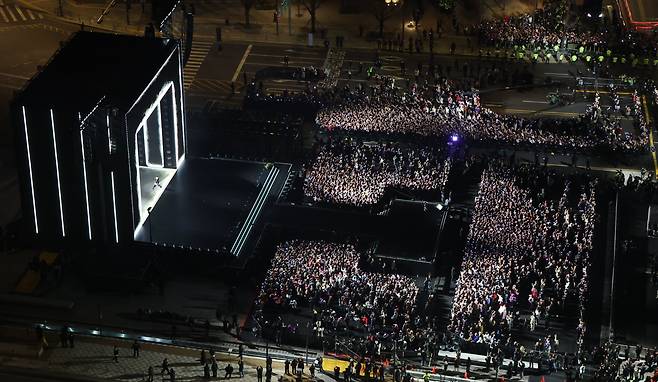 그룹 방탄소년단(BTS)이 21일 서울 광화문 광장에서 정규 5집 '아리랑'(ARIRANG) 발매를 기념해 무료 공연 'BTS 컴백 라이브: 아리랑'(BTS THE COMEBACK LIVE｜ARIRANG)을 열고 있다. /연합뉴스