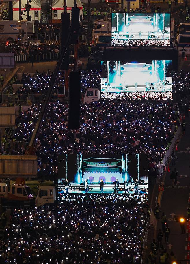 방탄소년단(BTS)이 21일 서울 종로구 광화문광장에서 'BTS 컴백 라이브: 아리랑(ARIRANG)' 공연을 하고 있다. /뉴시스