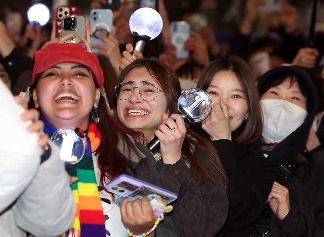 아미(BTS 팬덤)와 시민들이 21일 서울 광화문광장 일대에서 방탄소년단(BTS) 컴백 기념 공연인 'BTS 컴백 라이브: 아리랑' 공연을 관람하고 있다. /뉴스1