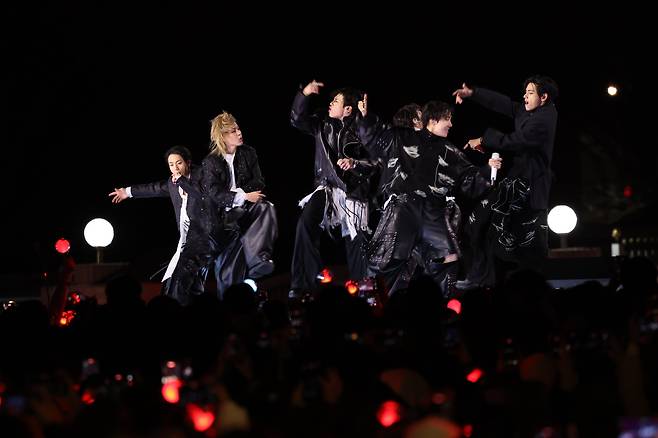 그룹 방탄소년단(BTS)이 21일 서울 광화문 광장에서 정규 5집 '아리랑'(ARIRANG) 발매를 기념해 무료 공연 'BTS 컴백 라이브: 아리랑'(BTS THE COMEBACK LIVE|ARIRANG)을 열고 있다. /연합뉴스