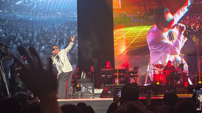 가수 김건모가 2026년 3월 21일 서울 잠실 실내체육관에서 열린 '김건모 라이브 투어' 콘서트에서 열창하고 있다. /유석재 기자