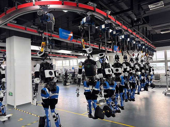 20일 오후 베이징휴머노이드로봇혁신센터 생산 기지에서 최종 조립이 완료된 '톈궁' 제품이 외관 검수를 위해 매달려 있는 모습. /베이징=이은영 특파원