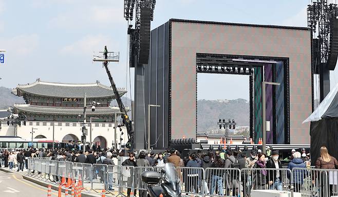방탄소년단(BTS) 완전체 컴백 공연이 하루 앞으로 다가온 20일 서울 광화문광장 무대 준비 모습. /뉴스1