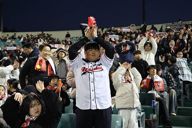 프로야구 사상 첫 시민 구단인 울산 웨일즈가 20일 출범 후 첫 경기를 치렀다. 이날 경기가 열린 문수구장을 찾은 팬들이 새 구단을 응원하고 있다. 울산 웨일즈 제공