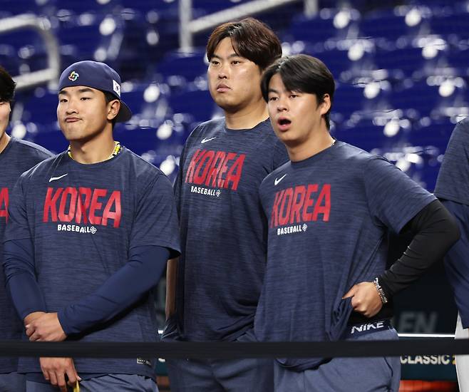 안현민, 류현진, 노시환(왼쪽부터)이 13일 미국 플로리다주 마이애미 론디포파크에서 도미니카공화국 선수들의 타격 장면을 지켜보고 있다. 마이애미=뉴스1