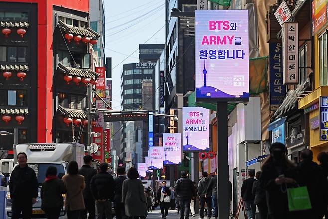 방탄소년단(BTS) 완전체 컴백 공연을 이틀 앞둔 19일 서울 중구 명동거리의 미디어폴에 BTS와 팬클럽 아미를 환영하는 메시지가 송출되고 있다. 2026.3.19 ⓒ 뉴스1