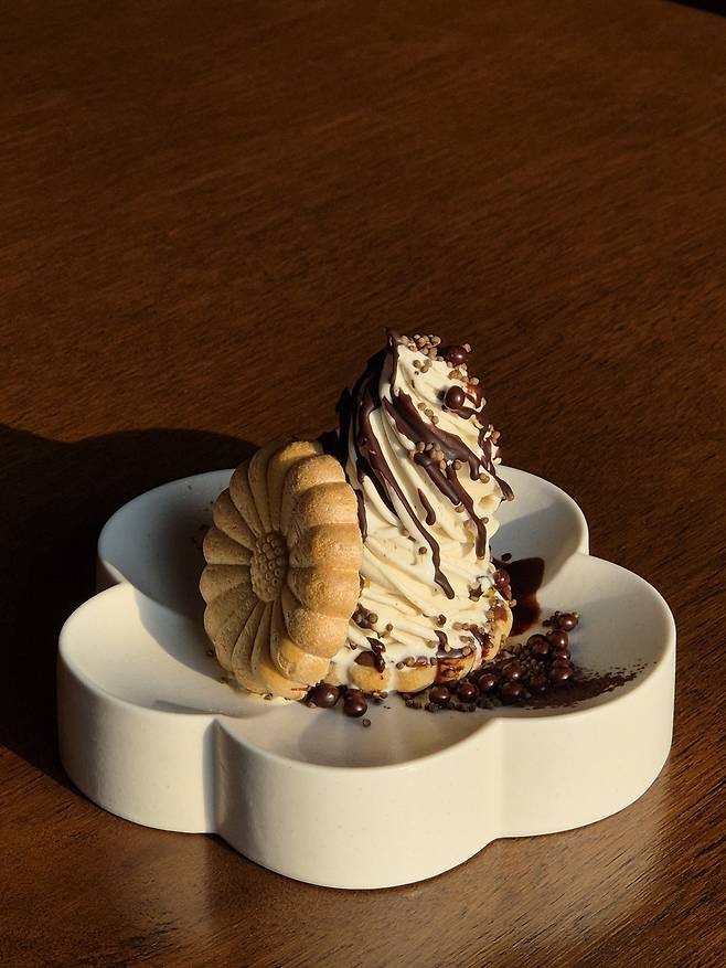 강원 원주시 깨 로스터리 ‘옥희방앗간’의 모나카 들깨 아이스크림. 카페와 방앗간을 결합한 공간으로 깨 로스팅 체체험도 할 수 있다. 옥희방앗간 제공