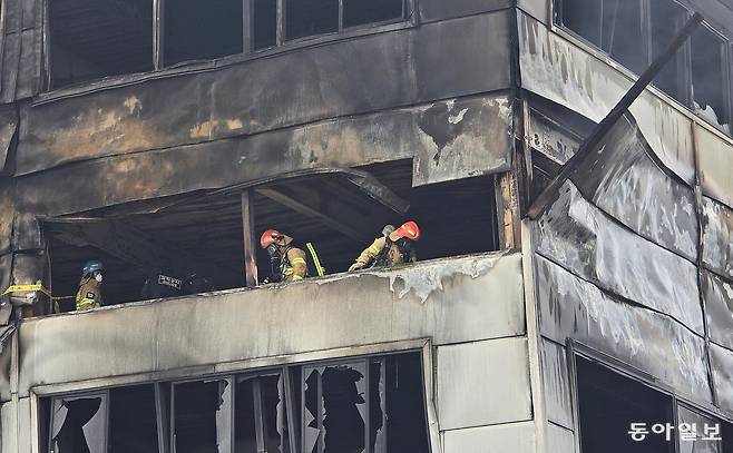 21일 오전 대전 대덕구 자동차 부품 제조 공장 화재 현장에서 소방과 경찰 관계자가 내부 수색을 벌이고 있다. 이날 기준 실종자 14명 가운데 10명이 숨진 채 발견됐다. 김태영 기자 live@donga.c0m