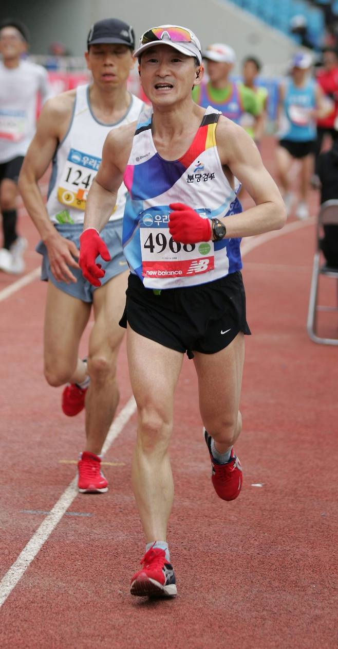 김휘율 건국대 수의학과 교수가 2012년 가을 마라톤 풀코스에 참가해 질주하고 있다. 당시 3시간28분11초의 개인 최고기록을 수립한 그는 지금까지 마라톤 풀코스와 울트라마라톤을 98회 완주한 ‘철각’이 됐다. 김휘율 교수 제공