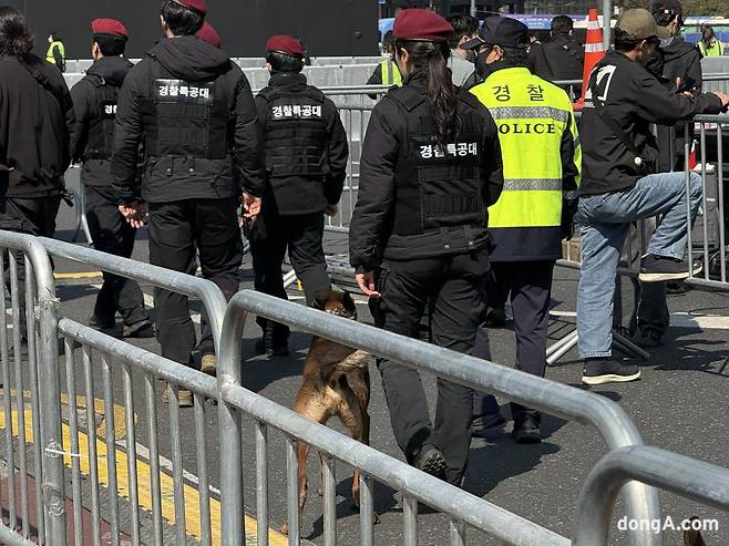 21일 서울 광화문광장에서 방탄소년단(BTS) 컴백 공연을 앞두고 경찰특공대와 마약탐지견이 투입돼 일대 안전 점검을 진행하고 있다. 김영호 기자 rladudgh2349@donga.com