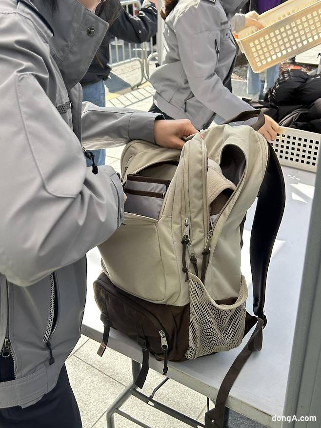 21일 서울 광화문광장에서 방탄소년단(BTS) 컴백 공연을 앞두고 관람객들이 가방을 열어 보이며 소지품 검사를 받고 있다. 김수연 기자 xunnio410@donga.com