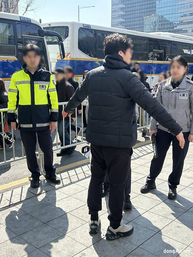 21일 서울 광화문광장에서 BTS 공연을 앞두고 경찰이 인파를 통제하며 보행 동선을 관리하고 있다. 김수연 기자 xunnio410@donga.com