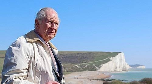 찰스 3세가 19일(현지시간) 자신의 이름을 딴 해안길의 세븐시스터스 구간을 걷고 있다. 사진=연합뉴스