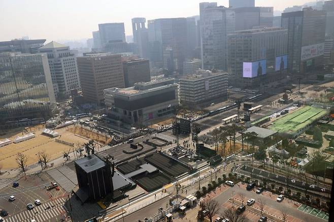 그룹 방탄소년단(BTS)이 정규 5집 '아리랑'(ARIRANG) 발매를 기념해 무료 공연 'BTS 컴백 라이브: 아리랑'(BTS THE COMEBACK LIVE｜ARIRANG)을 여는 21일 서울 광화문 광장에서 관계자들이 막바지 공연 준비를 하고 있다. 사진=서동일 기자