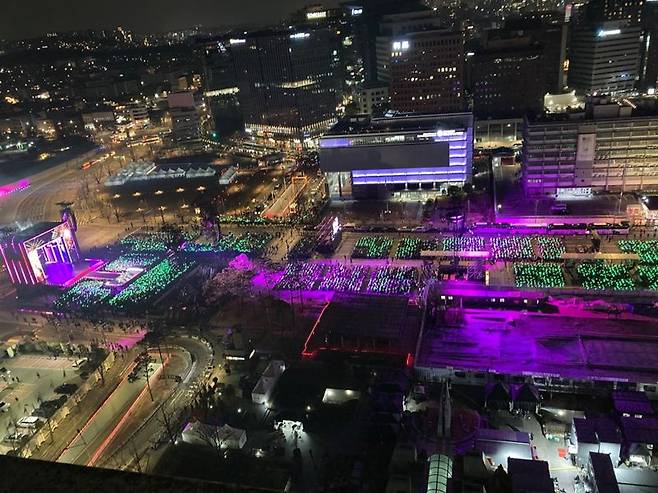 방탄소년단(BTS)의 복귀를 알리는 21일 광화문 공연무대와 객석이 BTS의 상징색인 보랏빛으로 물들여지고 있다. 사진=김경수 기자