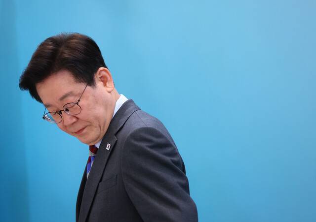 이재명 대통령이 20일 청와대 영빈관에서 열린 중소기업인과의 대화에서 국민의례 후 착석하고 있다. 연합뉴스