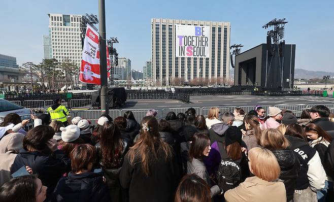 21일 방탄소년단(BTS)의 컴백 공연을 앞둔 서울 광화문 광장에서 팬들이 공연을 기다리고 있다. 연합뉴스