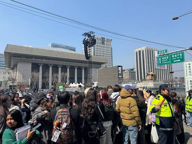 서울 광화문광장 인파통제선 주변으로 21일 방탄소년단(BTS) 팬들이 몰려있다.