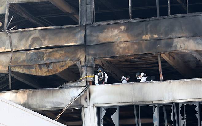경찰과 소방 당국이 21일 오전 대형 화재가 발생한 대전 대덕구 안전공업 내부에서 인명 수색작업과 화재 조사를 하고 있다. 연합뉴스