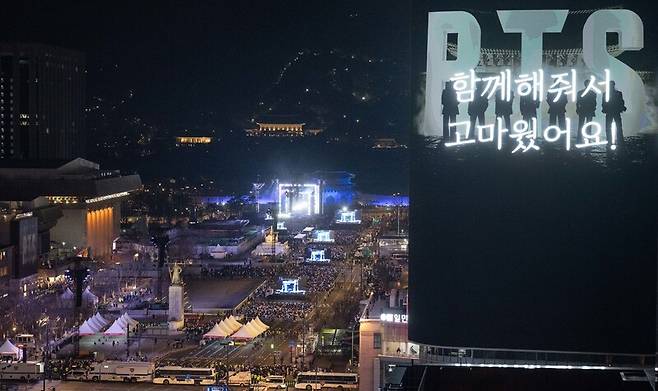 3년 9개월 만에 완전체로 복귀하는 방탄소년단(BTS)의 \'BTS 컴백 라이브: ARIRANG\' 공연이 21일 서울 광화문광장 일대에서 펼쳐지고 있다. 사진공동취재단