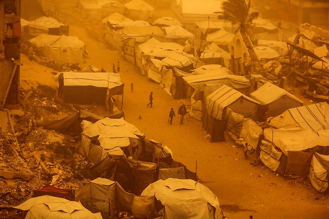2026년 3월16일 팔레스타인 땅 가자지구 북부 가자시티의 피란민 천막촌이 불어닥친 모래폭풍으로 누렇게 변했다. 신화 연합뉴스