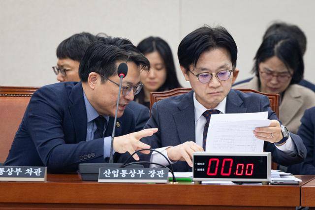 김정관(오른쪽) 산업통상부 장관과 문신학 차관이 12일 서울 여의도 국회에서 진행된 제433회 산업통상자원중소벤처기업위원회 제2차 전체회의 중 대화하고 있다. 뉴스1