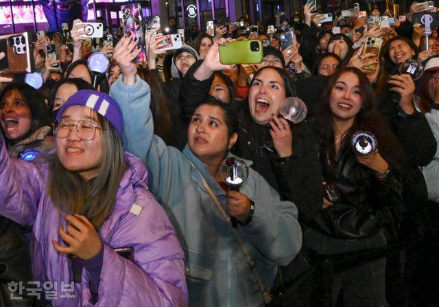21일 서울 종로구 광화문 광장에서 시민과 외국인 관광객 등이 방탄소년단(BTS) 컴백 라이브 무대를 보며 환호하고 있다. 강예진 기자