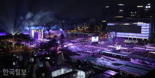 방탄소년단(BTS)이 21일 서울 종로구 광화문광장에서 컴백을 기념해 'BTS 컴백 라이브 : 아리랑' 공연을 선보이고 있다. 사진공동취재단