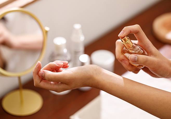 향수를 뿌린 뒤 손목에 비비면 향이 더 빨리 약해진다는 분석이 나왔다/사진=클립아트코리아