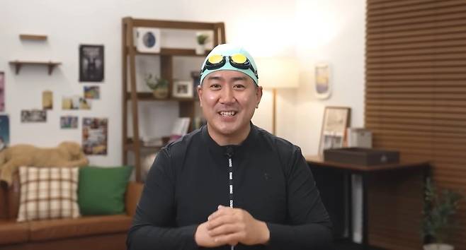 뇌과학자가 뇌 건강에 긍정적인 영향을 미치는 운동으로 ‘수영’을 꼽았다. /사진=유튜브 채널 ‘장동선의 궁금한 뇌’ 캡처