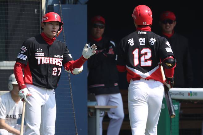 21일 서울 잠실구장에서 열린 두산 베어스와의 시범경기에서 홈런을 때려낸 정현창. KIA 제공