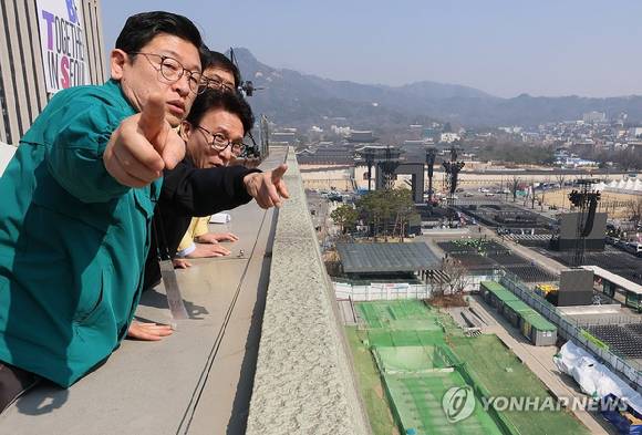 김민석 국무총리가 21일 서울 종로구 세종문화회관에 마련된 BTS 행사 지원 서울시 통합현장본부를 찾아 공연 안전관리 대책과 계획을 점검한 뒤 공연장을 살펴보고 있다. [사진=연합뉴스]