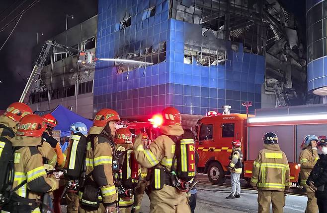 20일 오후 대전시 대덕구 문평동의 한 자동차 부품 공장에서 대형화재가 발생하자 출동한 소방당국이 화재를 진압하고 있다. 이 화재로 현재 50여명이 다치고 14명이 실종됐다. 김성태 객원기자